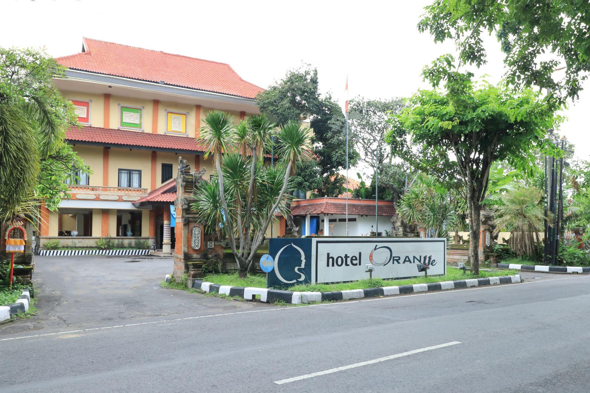 Hotel Oranjje دنباسار المظهر الخارجي الصورة